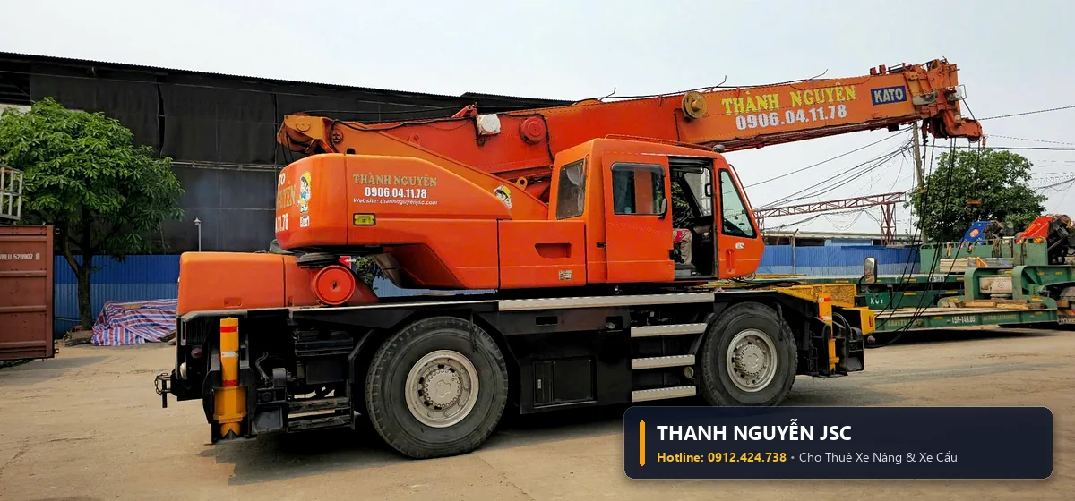 Cho thuê xe cẩu 25 tấn Kato bánh lốp chuyên dụng cẩu dầm thép và hạ máy móc công trình - THÀNH HUY HOÀNG tại Quảng Ninh