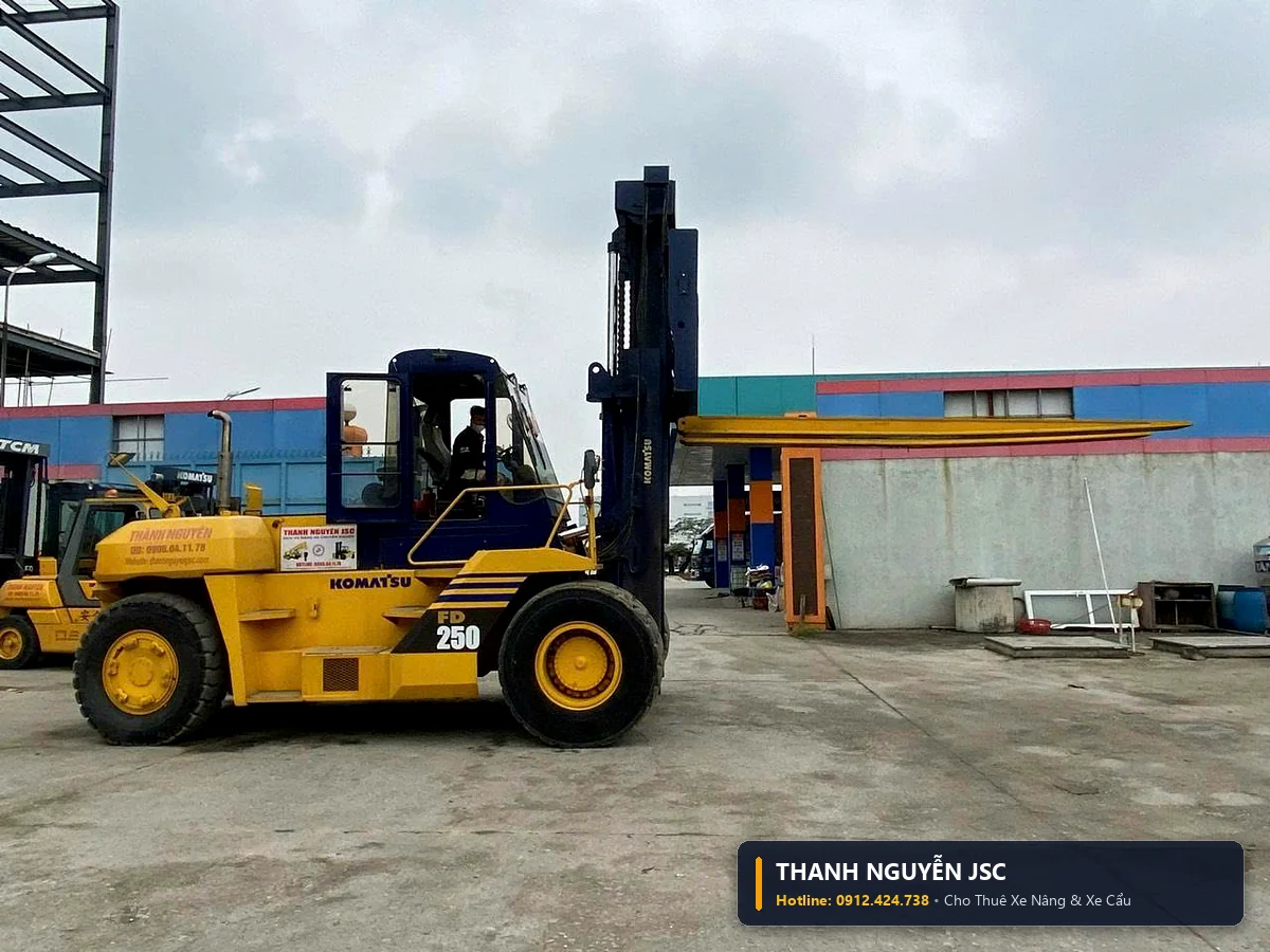Dịch vụ cho thuê xe nâng 25 tấn Komatsu FD250 đời mới tải trọng nâng 25 tấn phục vụ KCN - THÀNH HUY HOÀNG tại Quảng Ninh