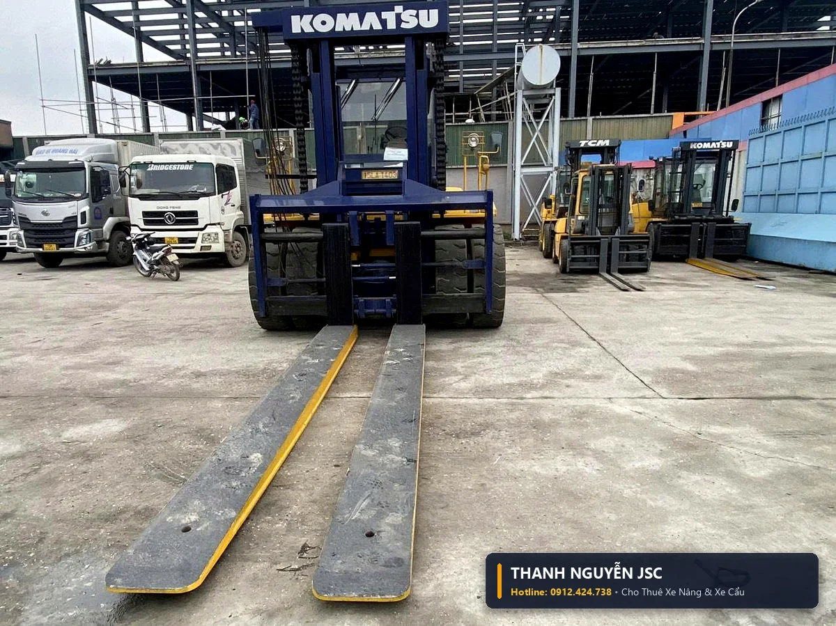 Đội xe nâng hàng siêu trường siêu trọng 25 tấn sẵn sàng tại bãi đỗ xe THÀNH HUY HOÀNG tại Quảng Ninh