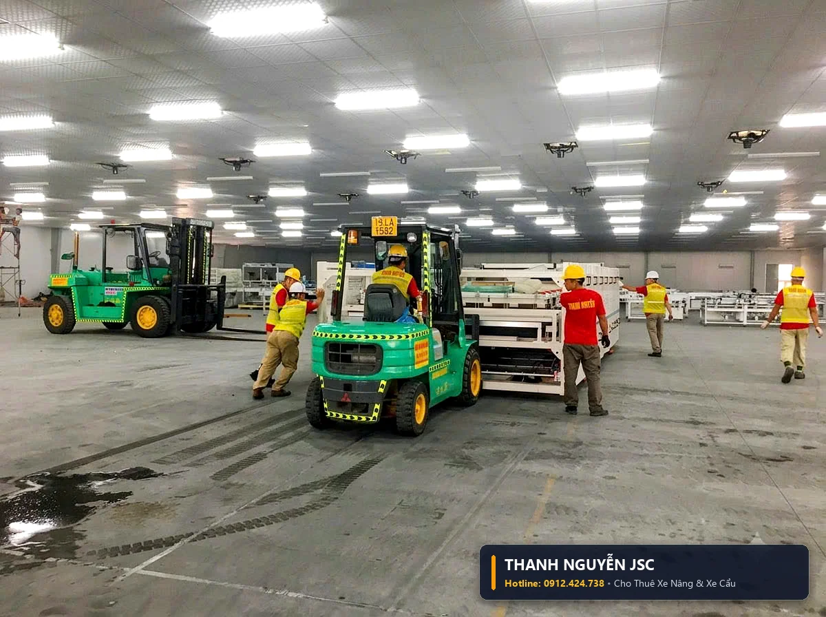 Quang cảnh sôi động dàn xe nâng THÀNH HUY HOÀNG tại Quảng Ninh thi công trong xưởng công nghiệp trần cao đèn led