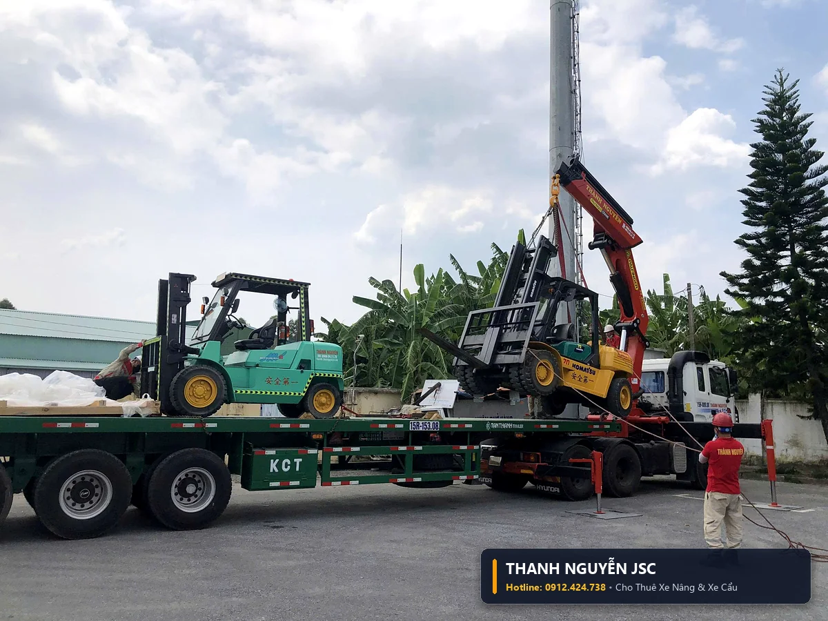 Kỹ thuật viên THÀNH HUY HOÀNG tại Quảng Ninh điều khiển cần cẩu tự hành Palfinger trang bị đầy đủ bảo hộ lao động