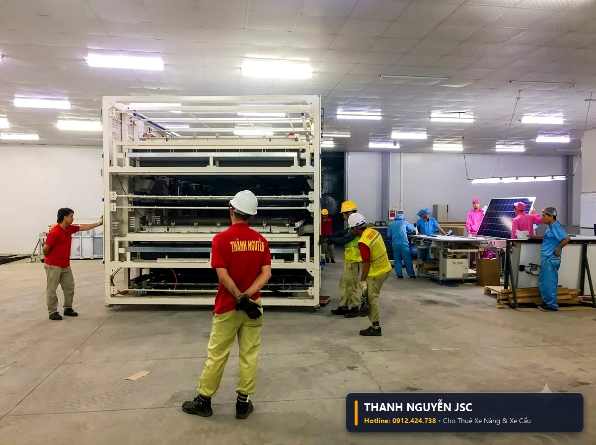 Công nhân kỹ thuật THÀNH HUY HOÀNG tại Quảng Ninh hướng dẫn căn chỉnh khung máy thép công nghiệp nhiều tầng