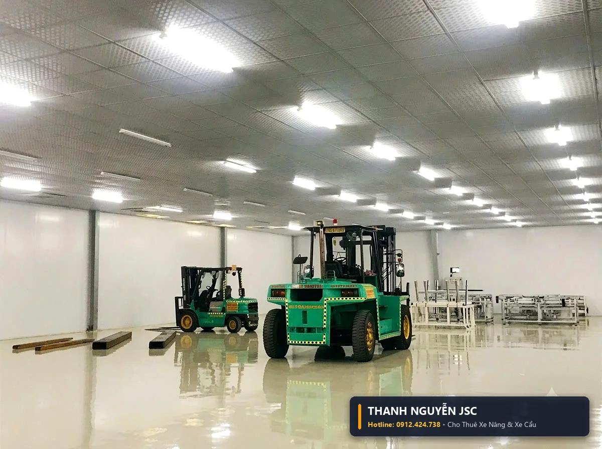 Hai xe nâng Komatsu và Mitsubishi hoạt động đồng thời trên sàn bê tông mài bóng và epoxy nhà xưởng mới