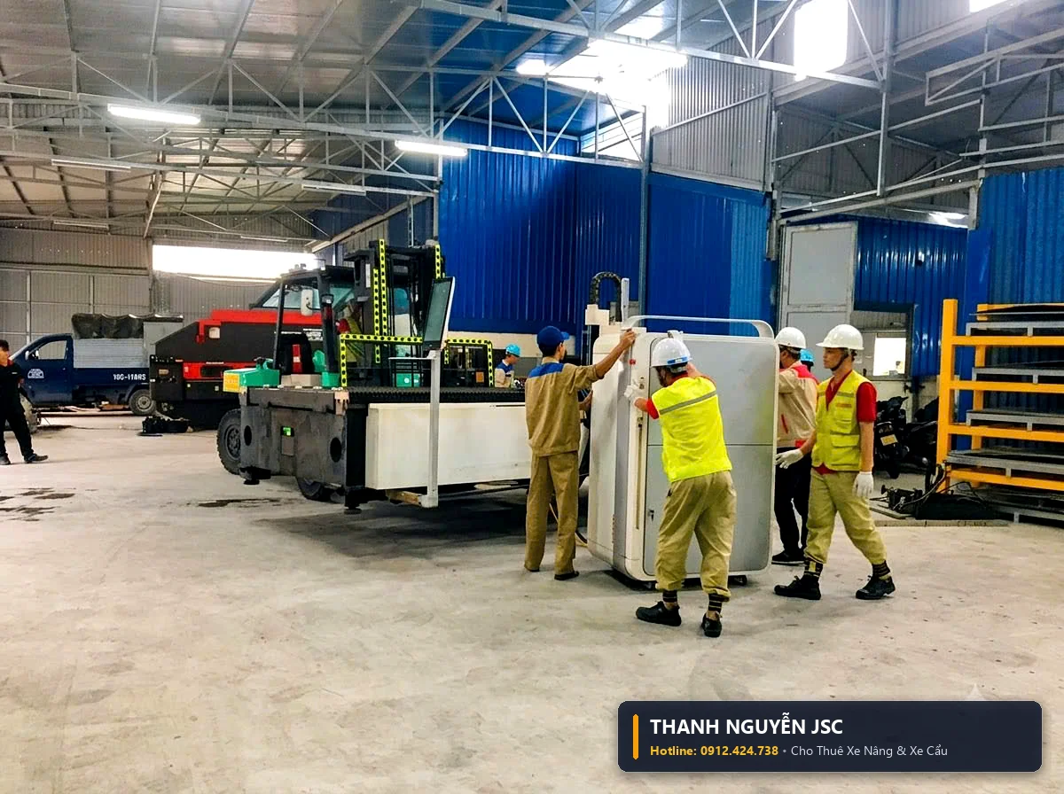 Công nhân THÀNH HUY HOÀNG tại Quảng Ninh sử dụng con lăn rùa cơ khí và kích thủy lực kết hợp xe nâng di chuyển máy vào góc xưởng