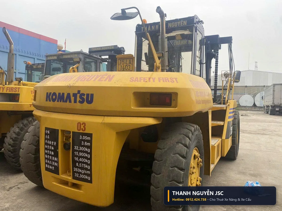 Chi tiết đuôi xe và đối trọng đúc xe nâng Komatsu FD250 tổng trọng lượng bản thân 32300kg tại bãi xe THÀNH HUY HOÀNG tại Quảng Ninh