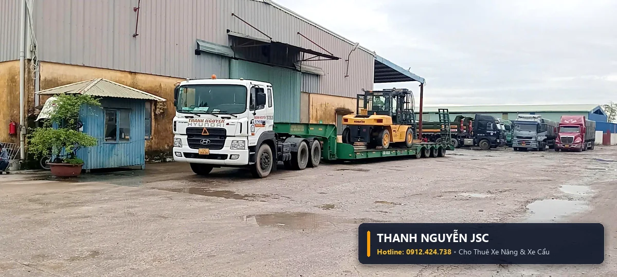 Dịch vụ giao nhận xe nâng xe cẩu tận công trường công nghiệp bằng xe fooc lùn chuyên dụng trong ngày