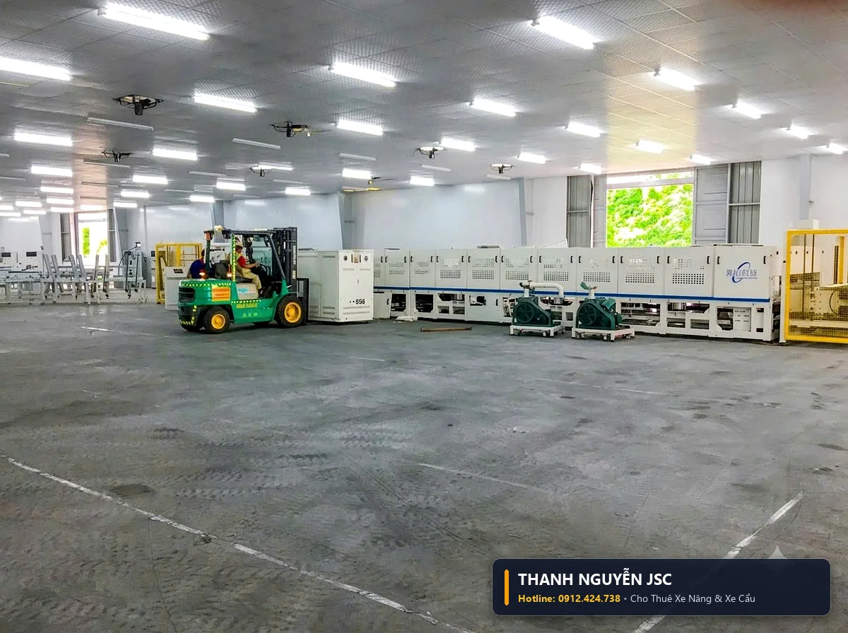 Gian xưởng lắp đặt dây chuyền máy móc công nghệ cao hiện đại với sự phục vụ của xe nâng THÀNH HUY HOÀNG tại Quảng Ninh