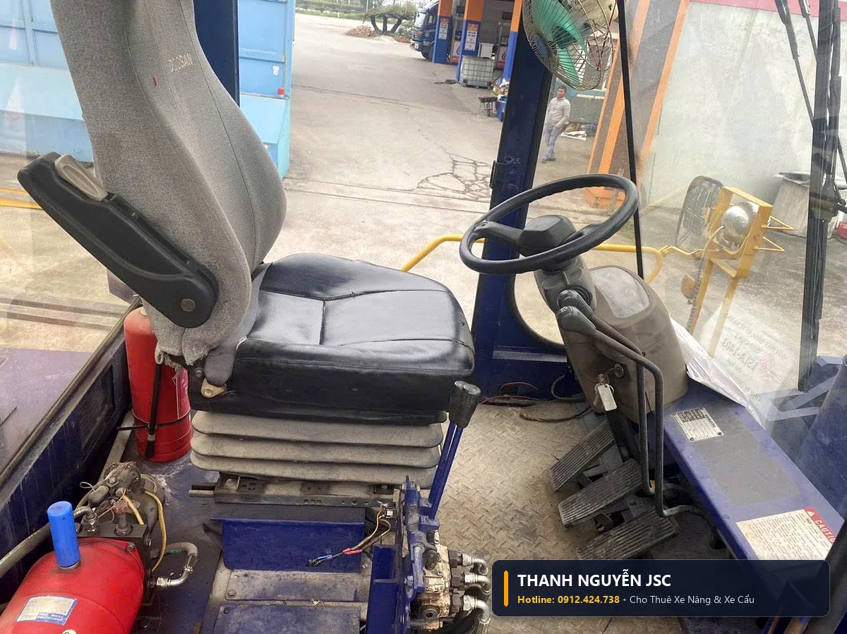 Nội thất khoang lái cabin xe nâng 25 tấn Komatsu trang bị ghế hơi chống sốc vô lăng trợ lực và bình cứu hỏa an toàn