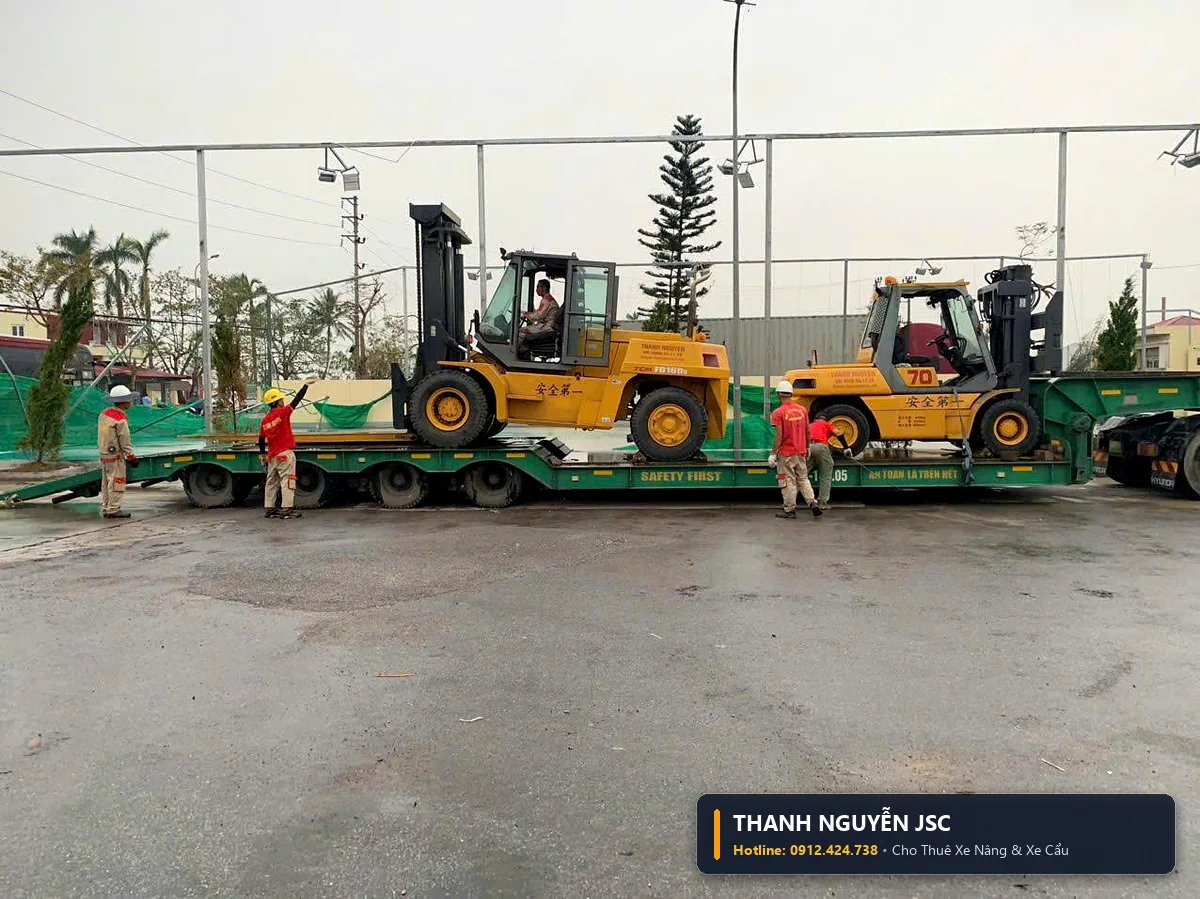 Rơ-moóc fooc lùn hạ sàn sàn thấp chở xe nâng 25 tấn Komatsu vượt gầm cầu an toàn