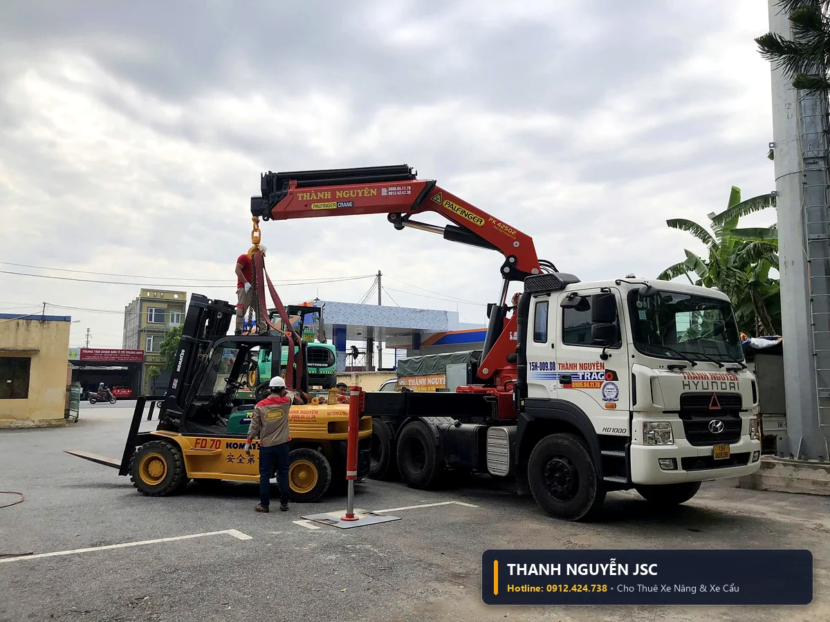 Cho thuê xe cẩu tự hành cần gập Palfinger bốc dỡ xe nâng Komatsu và thiết bị công nghiệp nặng - THÀNH HUY HOÀNG tại Quảng Ninh