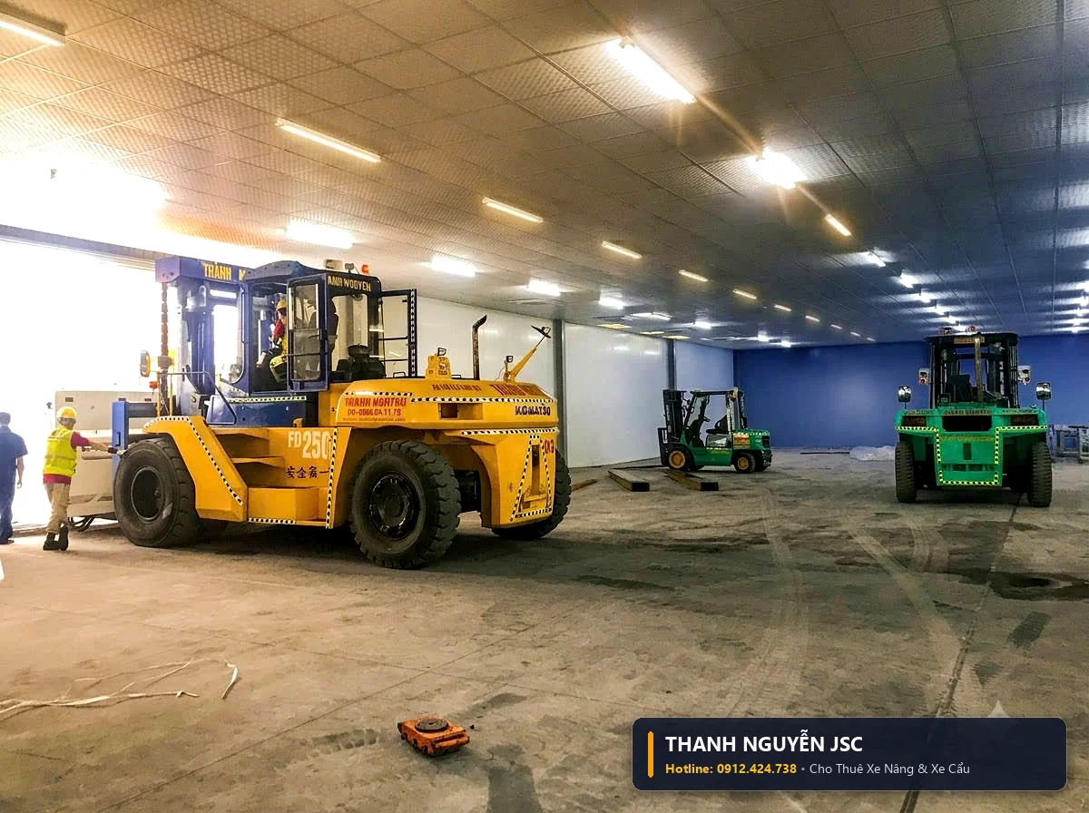 Toàn cảnh nhà xưởng công nghiệp quy mô lớn với dàn xe nâng Komatsu và Mitsubishi của THÀNH HUY HOÀNG tại Quảng Ninh đang thi công