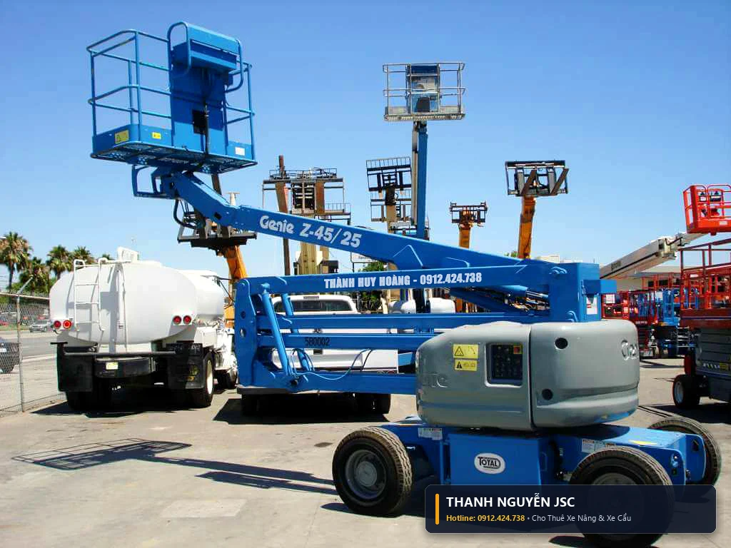 Xe nâng cắt kéo thi công hệ thống PCCC và máng cáp điện - THÀNH HUY HOÀNG tại Quảng Ninh