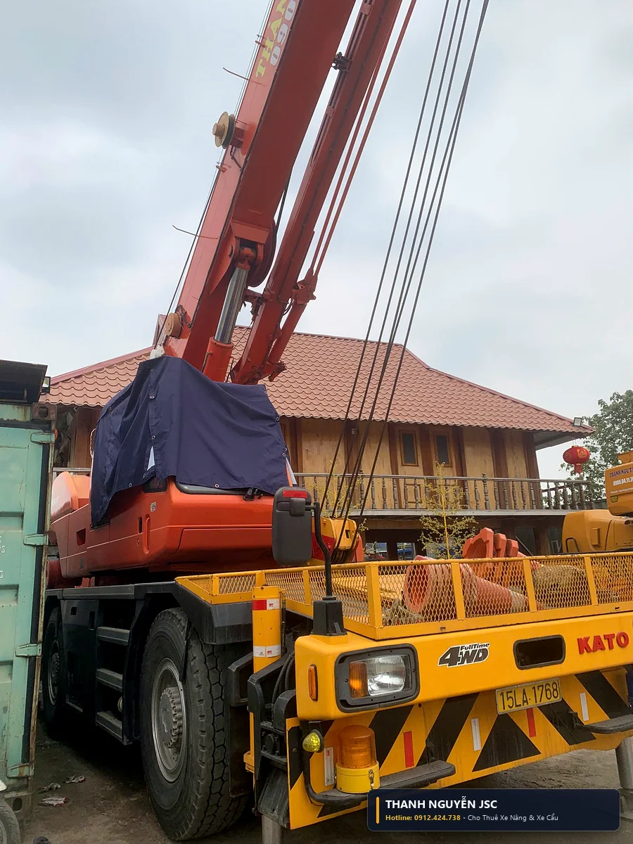 Xe cẩu 25 tấn Kato bốc dỡ hàng siêu tải trọng tại khu vực kho bãi logistics bến cảng