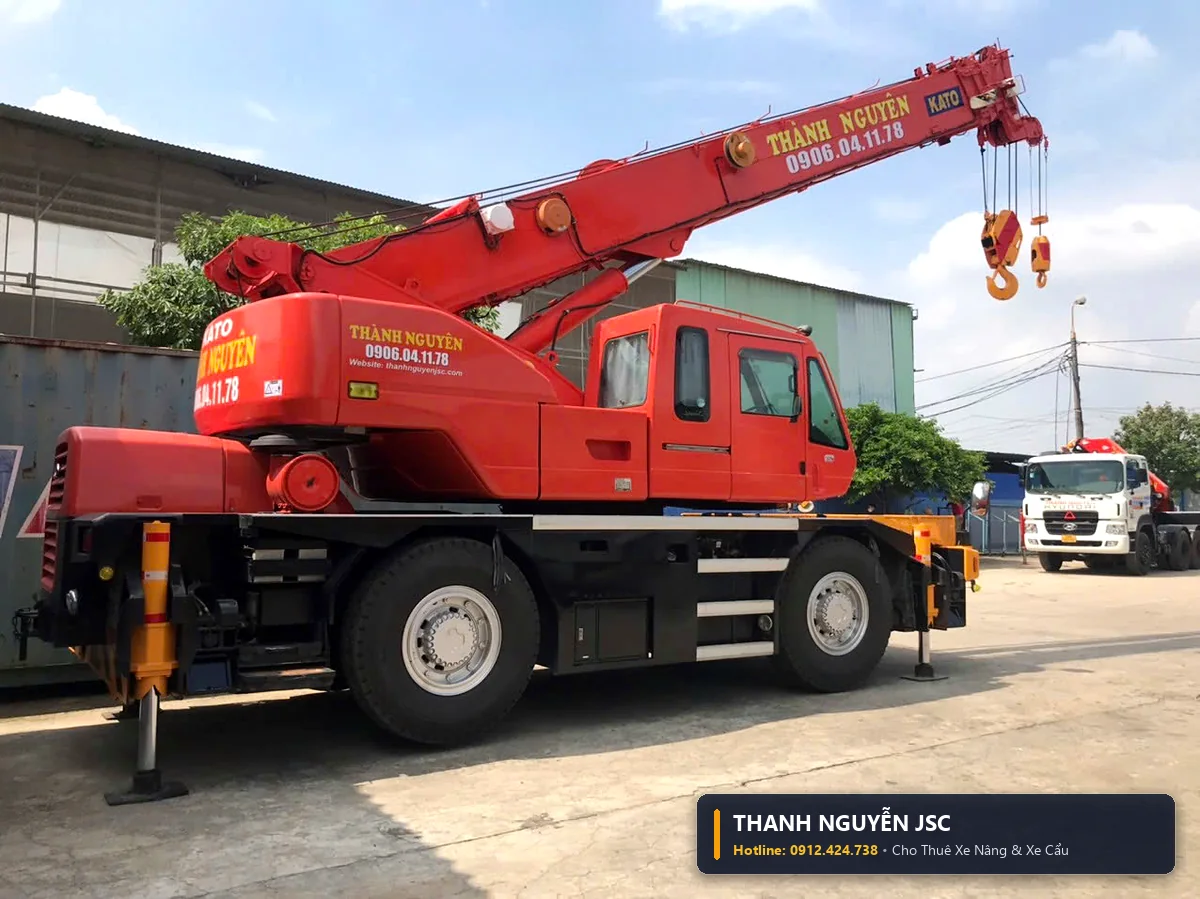 Xe cẩu 25 tấn Kato tại bãi xe THÀNH HUY HOÀNG tại Quảng Ninh sẵn sàng xuất phát điều xe nhanh phục vụ các KCN trọng điểm