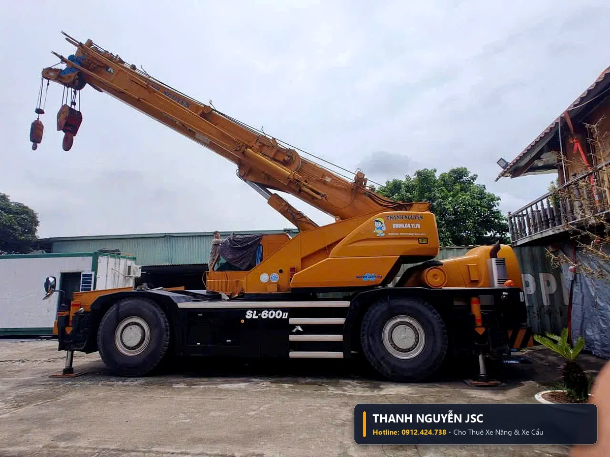 Xe cẩu 50 tấn Kato bánh lốp cơ động, hệ thống thủy lực đời mới tại bãi xe THÀNH HUY HOÀNG tại Quảng Ninh