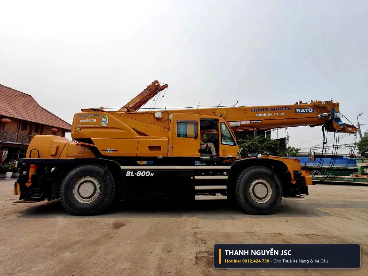 Xe cẩu 50 tấn Kato hạ máy ép thủy lực nặng 30 tấn đặt chính xác vào móng xưởng sản xuất