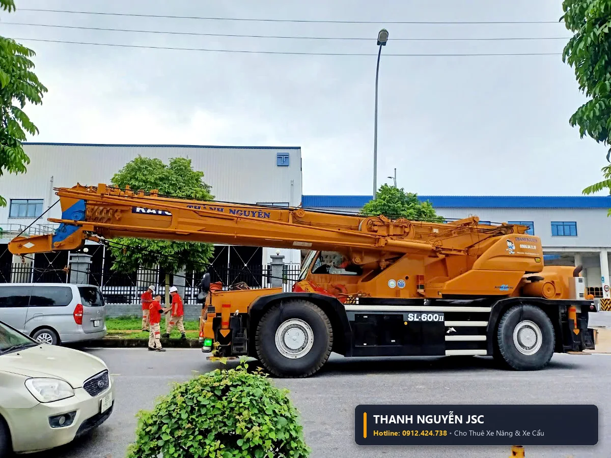 Xe cẩu 50 tấn Kato cẩu dầm thép tiền chế khẩu độ lớn thi công nhà xưởng KCN