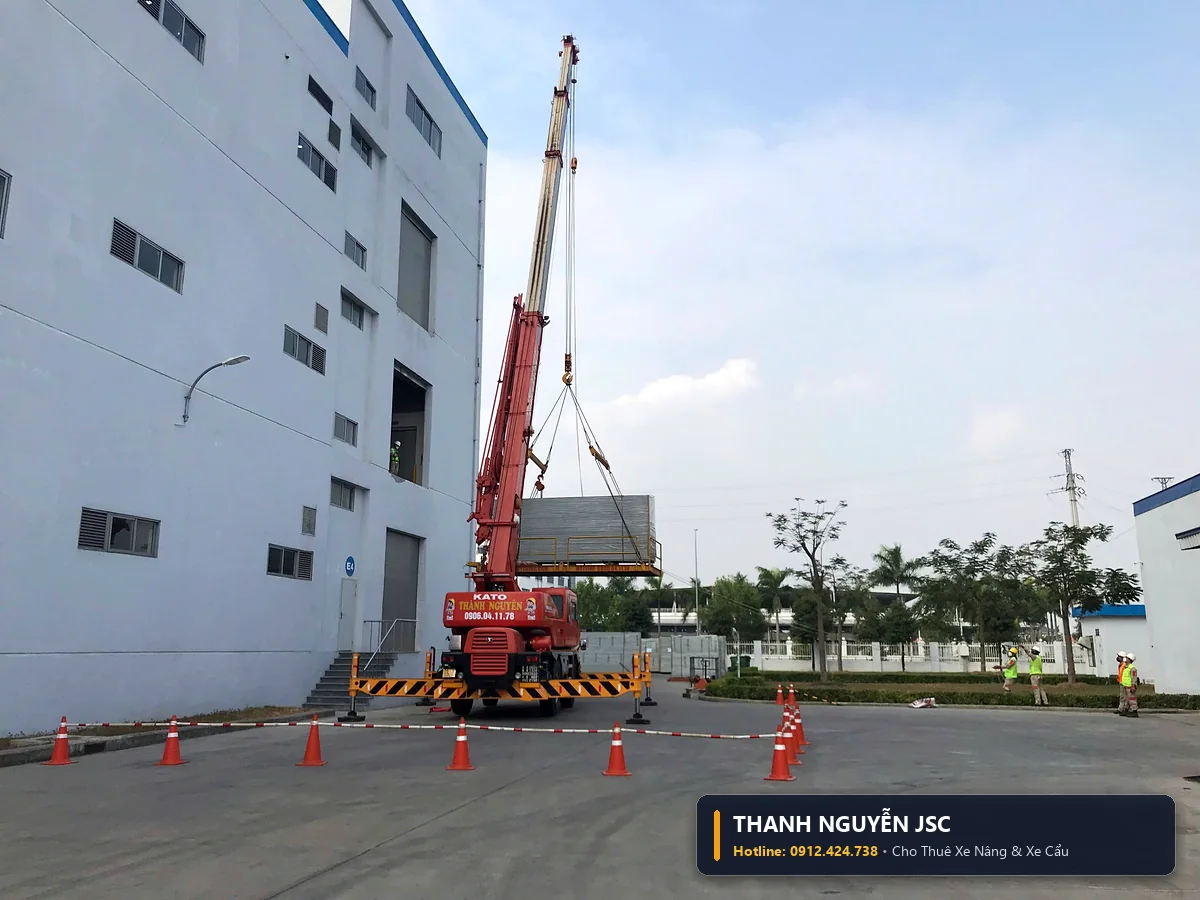Xe cẩu Kato 25 tấn thi công cẩu lắp kết cấu thép dầm nhà xưởng công nghiệp tại KCN