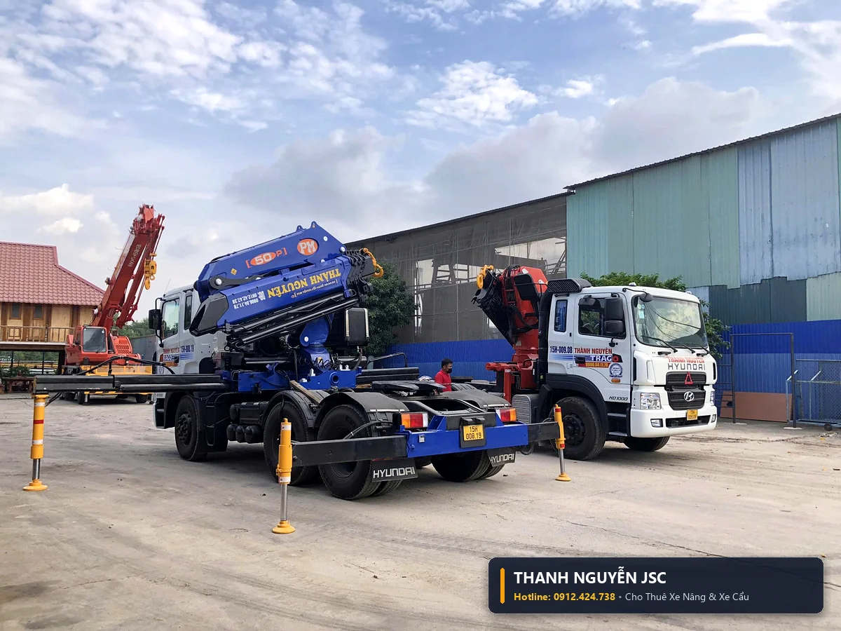 Xe cẩu tự hành thực hiện nâng hạ pallet máy công nghiệp và thiết bị xưởng sản xuất KCN
