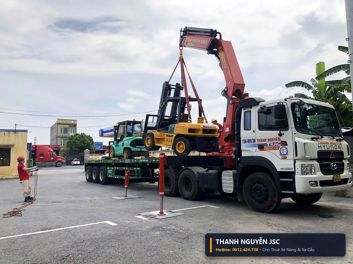 Xe cẩu tự hành ra chân chống thủy lực chịu lực đảm bảo an toàn tuyệt đối khi cẩu hàng siêu tải trọng