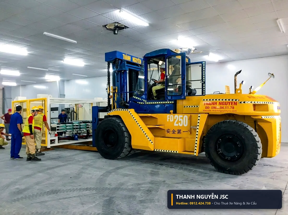 Xe nâng 25 tấn Komatsu FD250 hạ cụm giàn máy công nghiệp nặng vào đúng vị trí bu lông bệ móng