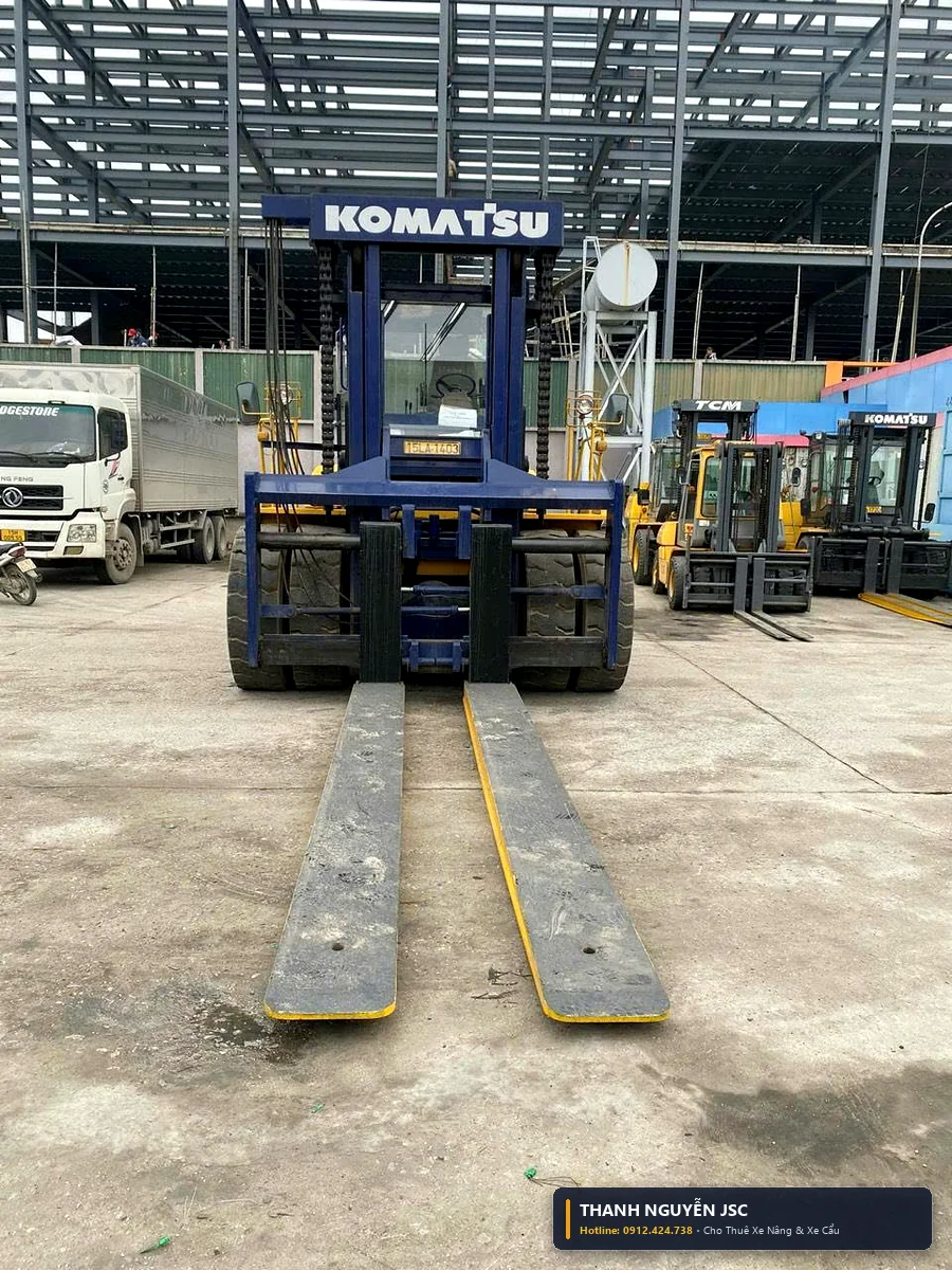 Cặp càng nâng siêu dài chịu tải nặng của xe nâng 25 tấn Komatsu FD250 phục vụ nâng hạ máy xưởng KCN - THÀNH HUY HOÀNG tại Quảng Ninh