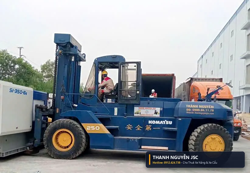 Xe nâng 25 tấn THÀNH HUY HOÀNG tại Quảng Ninh rút máy ép nhựa Si-350-6s từ container và hạ máy móc công nghiệp tại nhà xưởng KCN