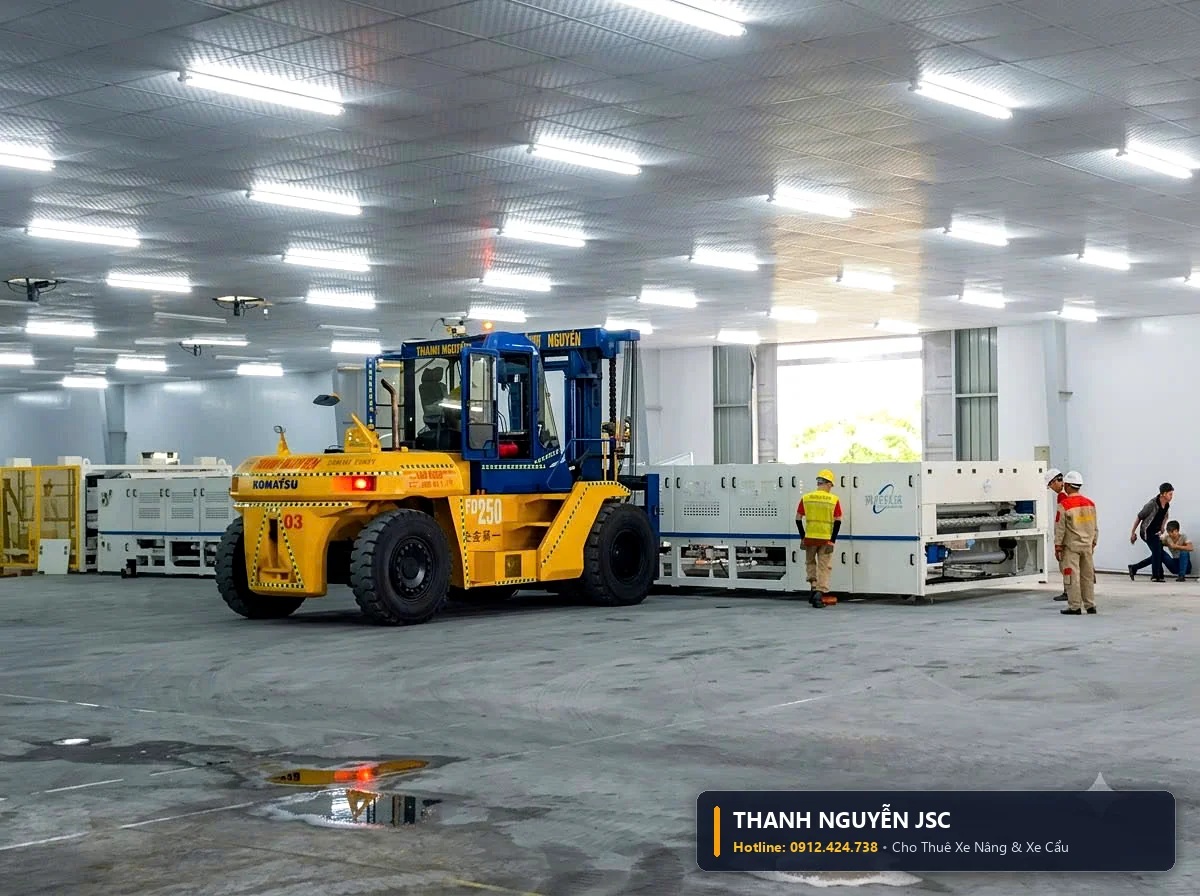 Xe nâng 25 tấn Komatsu chở khối thiết bị công nghiệp dài với sự hỗ trợ của kỹ thuật viên THÀNH HUY HOÀNG tại Quảng Ninh