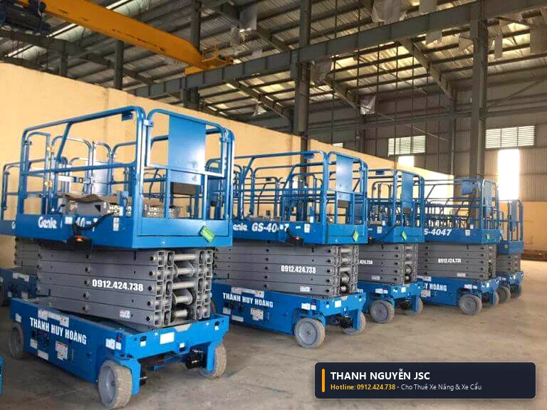 Đội xe nâng cắt kéo làm việc thi công trần xưởng KCN - THÀNH HUY HOÀNG tại Quảng Ninh