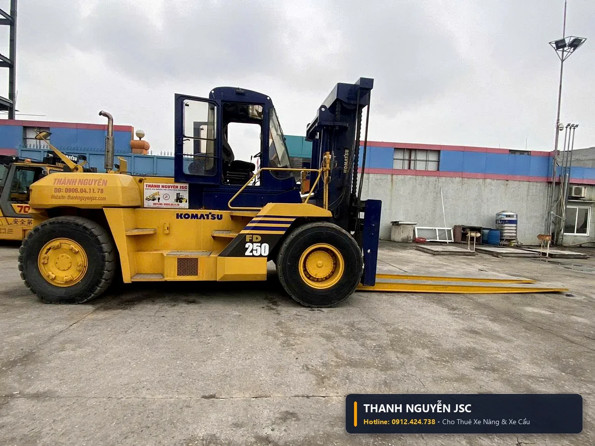 Góc nhìn ngang thân xe nâng chuyên dụng 25 tấn Komatsu FD250 khung sườn thép cường lực chịu tải cao