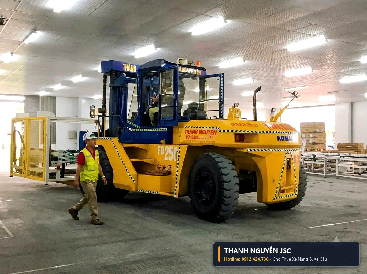 Xe nâng Komatsu 25 tấn di chuyển modul giàn máy mạ kẽm lớn trong xưởng phòng sạch