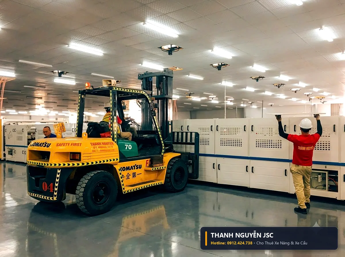 Xe nâng Komatsu kết hợp nhân viên kỹ thuật căn chỉnh modul dây chuyền nhà xưởng chuẩn xác