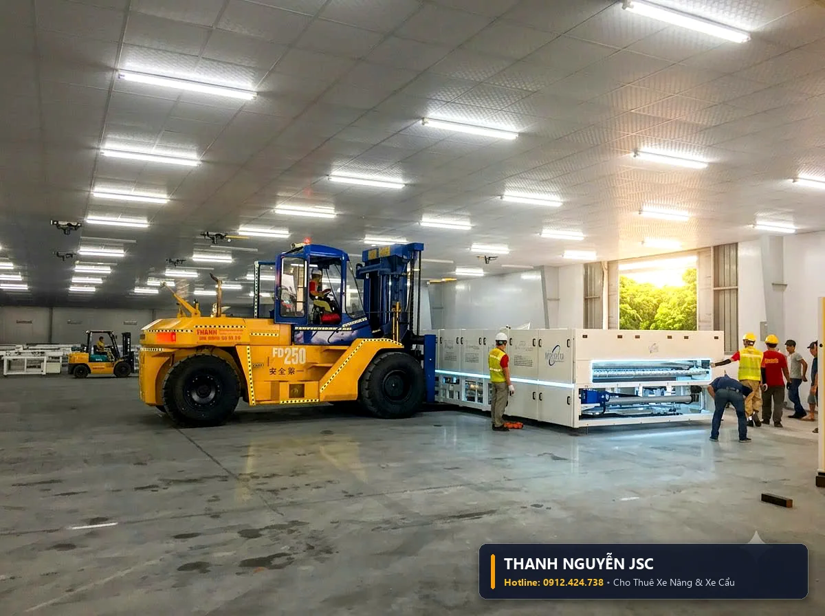 Xe nâng Komatsu di chuyển thiết bị nặng vào sâu trong khu vực sản xuất của nhà máy