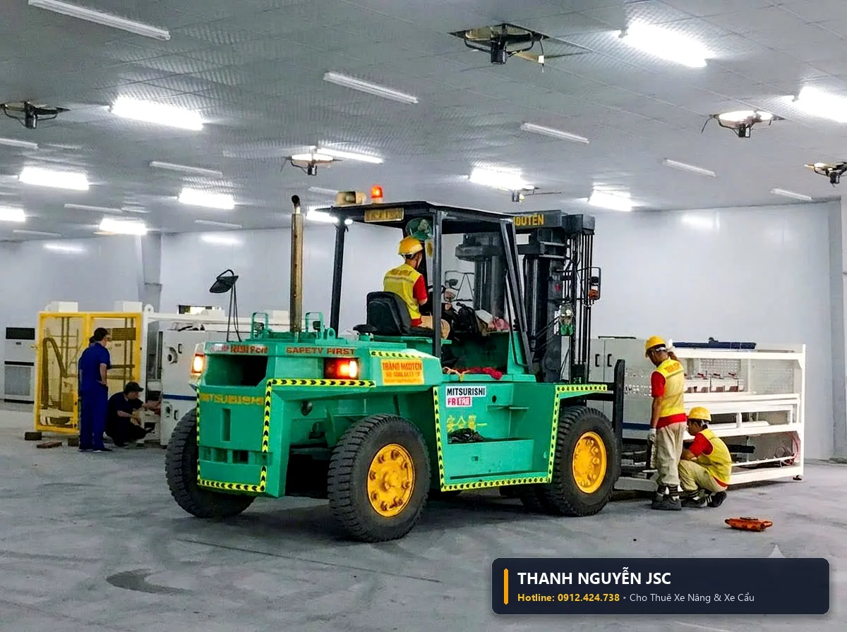 Xe nâng Mitsubishi càng nâng phụ dài vận chuyển kiện máy móc đóng thùng thép siêu trọng