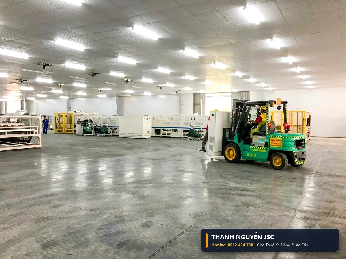 Xe nâng Mitsubishi di chuyển cụm thiết bị máy móc trên nền sàn epoxy sáng bóng không trầy xước