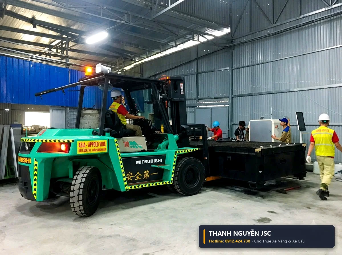 Xe nâng hàng Mitsubishi màu xanh ngọc càng dài bốc dỡ máy móc phòng sạch trong xưởng công nghiệp - THÀNH HUY HOÀNG tại Quảng Ninh