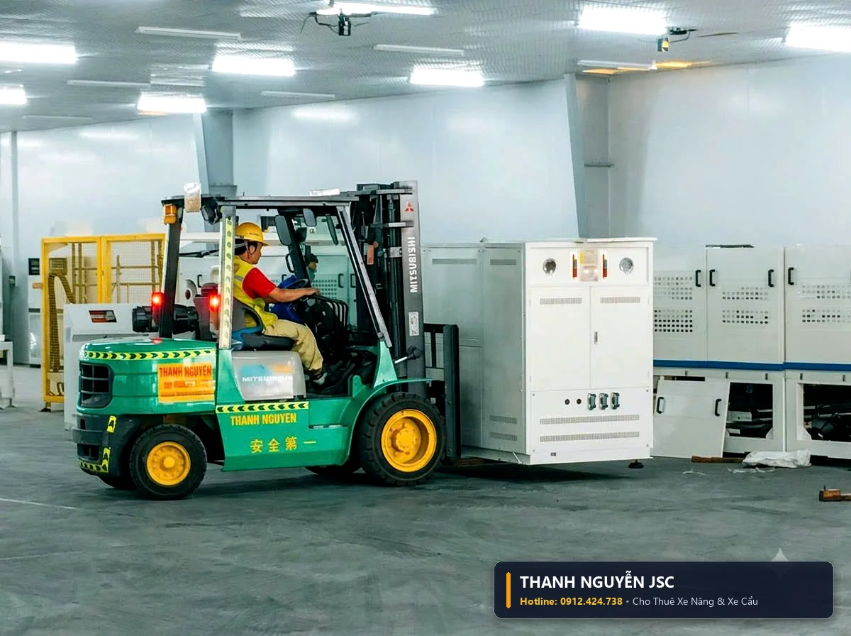 Xe nâng hàng Mitsubishi tiếp nhận thiết bị từ cửa xuất nhập để vận chuyển vào vị trí lắp đặt