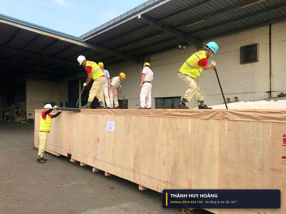 Hình ảnh thực tế phương án bốc dỡ mooc lùn container Flat Rack và căn chỉnh nivo trung tâm gia công siêu trường phục vụ dự án tại KCN Đông Mai - Sông Khoai Quảng Ninh