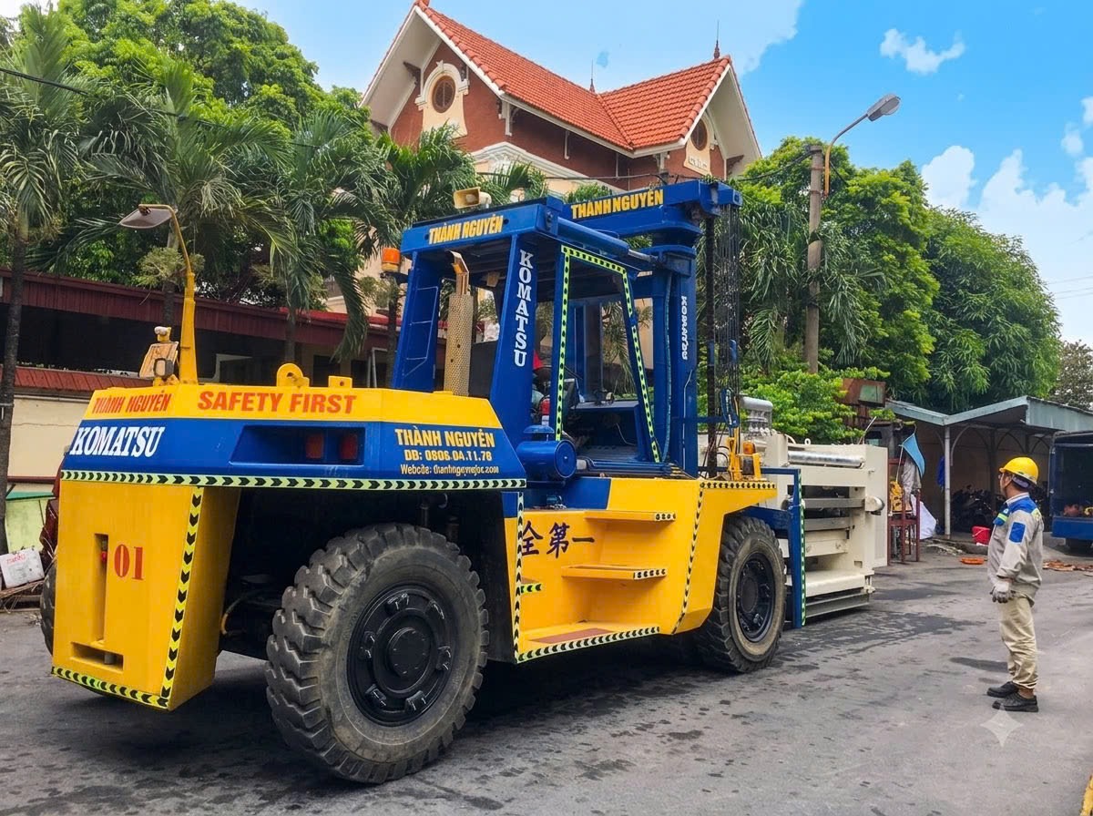 Xe nâng dầu 7 tấn Komatsu nâng pallet máy công nghiệp tại KCN Việt Hưng Quảng Ninh