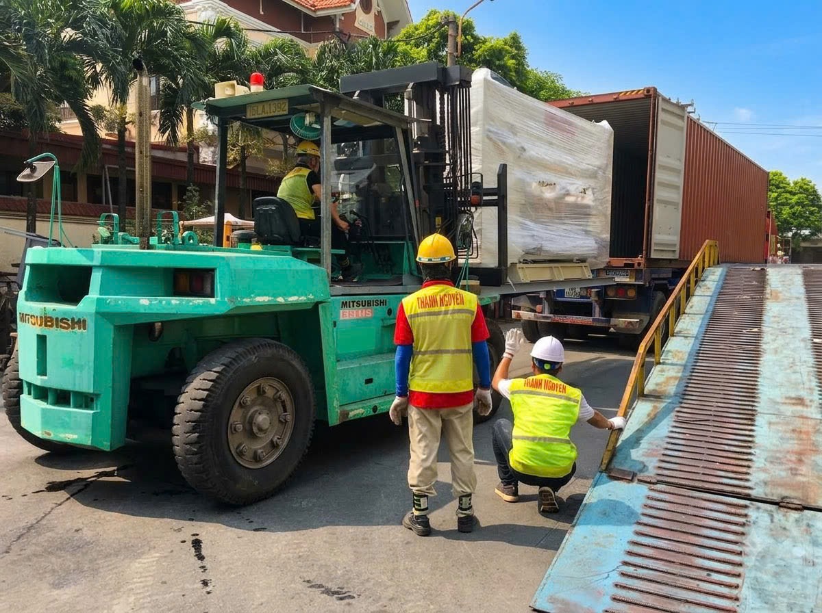 Xe nâng người cắt kéo làm việc trên cao tại nhà xưởng KCN Sông Khoai Quảng Ninh