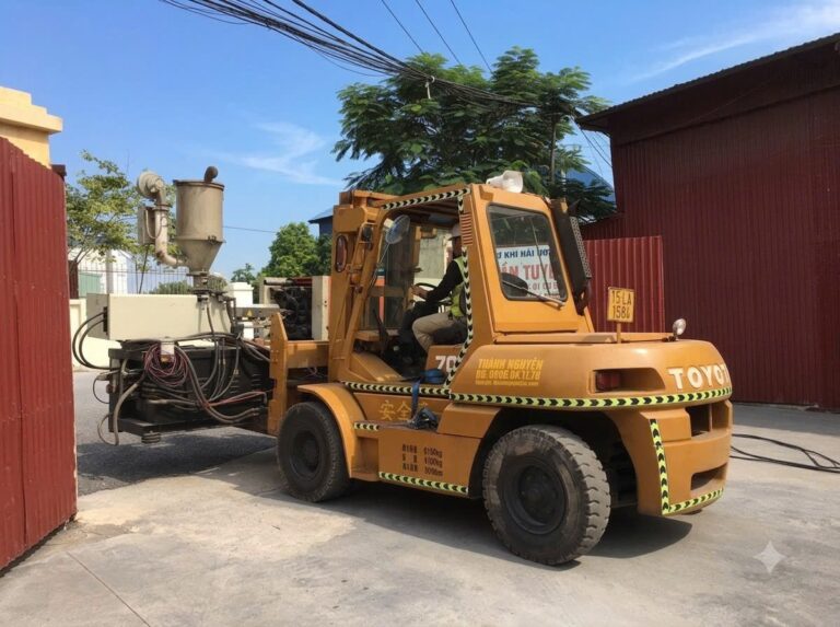 Bốc Dỡ Container & Hạ Đặt Dây Chuyền Ép Nhựa Bán Dẫn Bằng Xe Nâng Toyota 7T Tại KCN Sông Khoai – Quảng Ninh