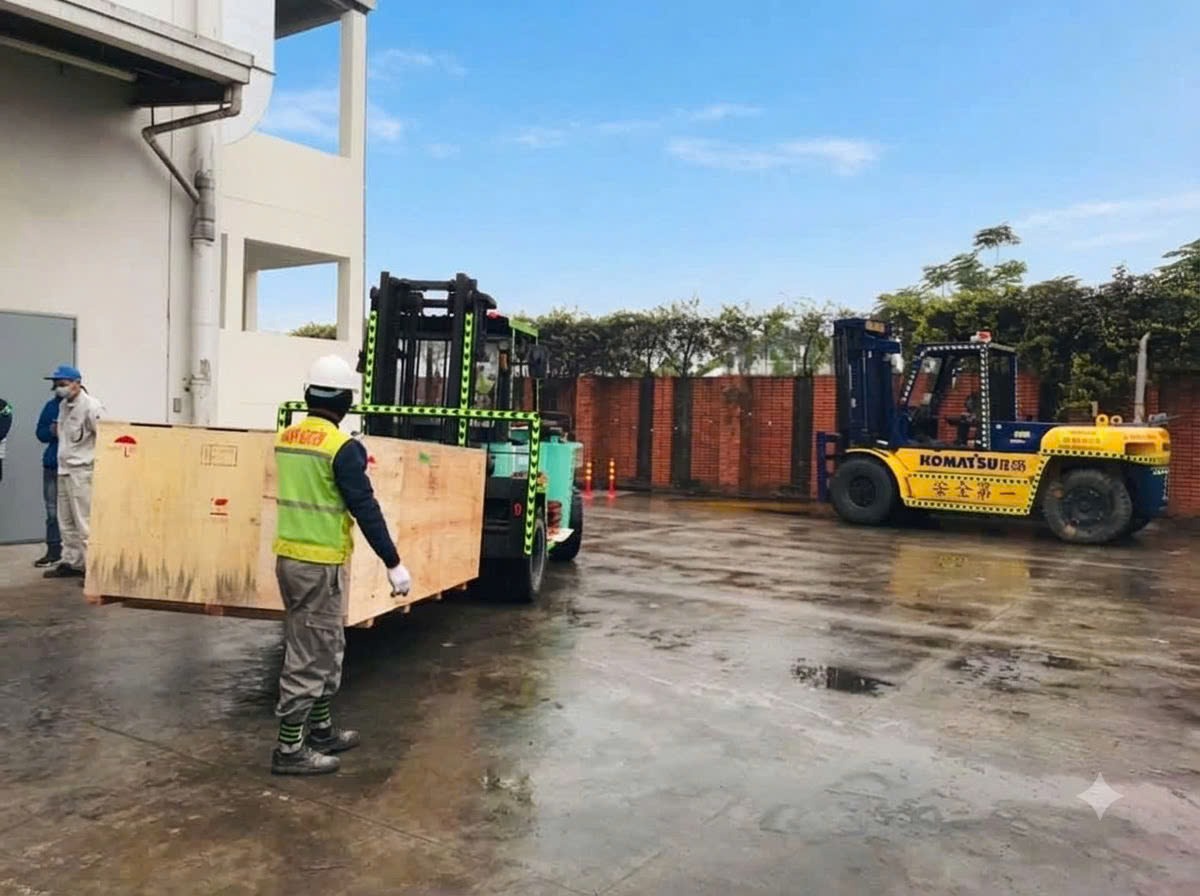 xe nâng Komatsu FD-135 và Mitsubishi vận chuyển kiện máy đóng pallet gỗ nội bộ tại KCN Sông Khoai (Amata) Quảng Ninh