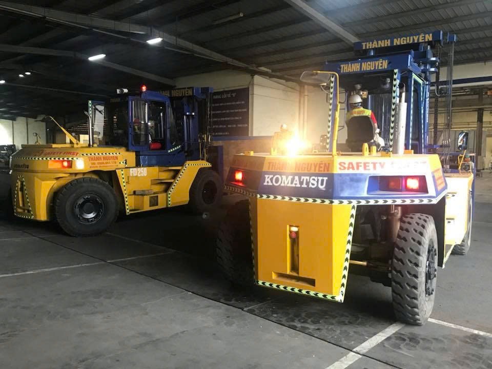 xe nâng Mitsubishi mỏ dài di chuyển máy bọc màng chuyên dụng trên sàn epoxy tại KCN Sông Khoai (Amata) Quảng Ninh