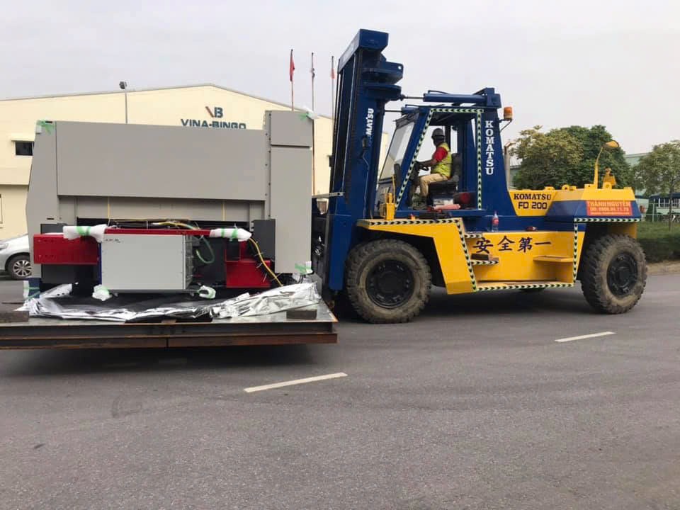 đội ngũ kỹ sư dùng kích thủy lực Masada và rùa con lăn hạ đặt máy CNC Makino PS105 vào bệ móng tại KCN Sông Khoai (Amata) Quảng Ninh