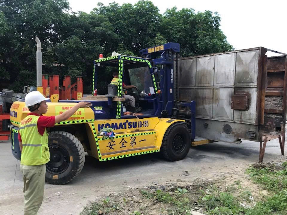 xe nâng Komatsu FD-135 đưa cụm lò nhiệt vào nhà xưởng kết cấu thép tiền chế tại KCN Sông Khoai Quảng Ninh - THÀNH HUY HOÀNG