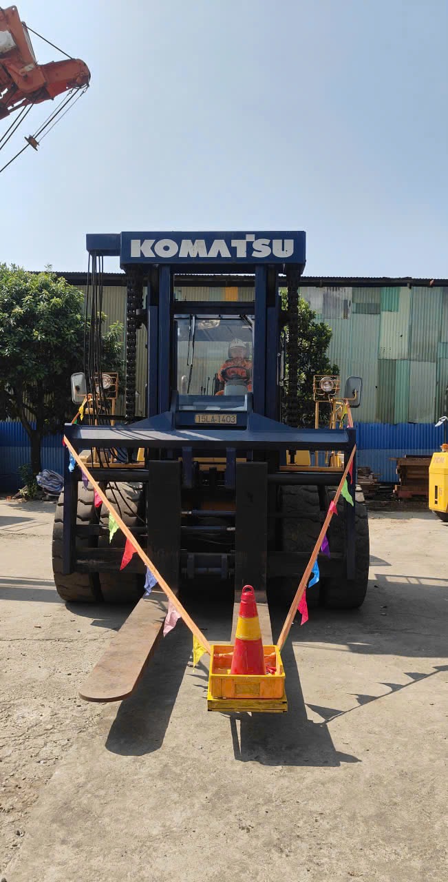 xe nâng Komatsu 25 tấn bánh đôi mỏ càng dài trang bị giá bảo hiểm an toàn tại KCN Đông Mai Quảng Ninh - THÀNH HUY HOÀNG