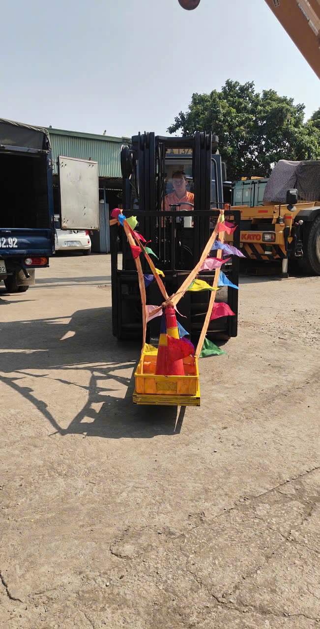 xe nâng hạng nặng TCM 16 tấn mỏ càng dài gắn cọc tiêu phản quang tại KCN Đông Mai Quảng Ninh - THÀNH HUY HOÀNG