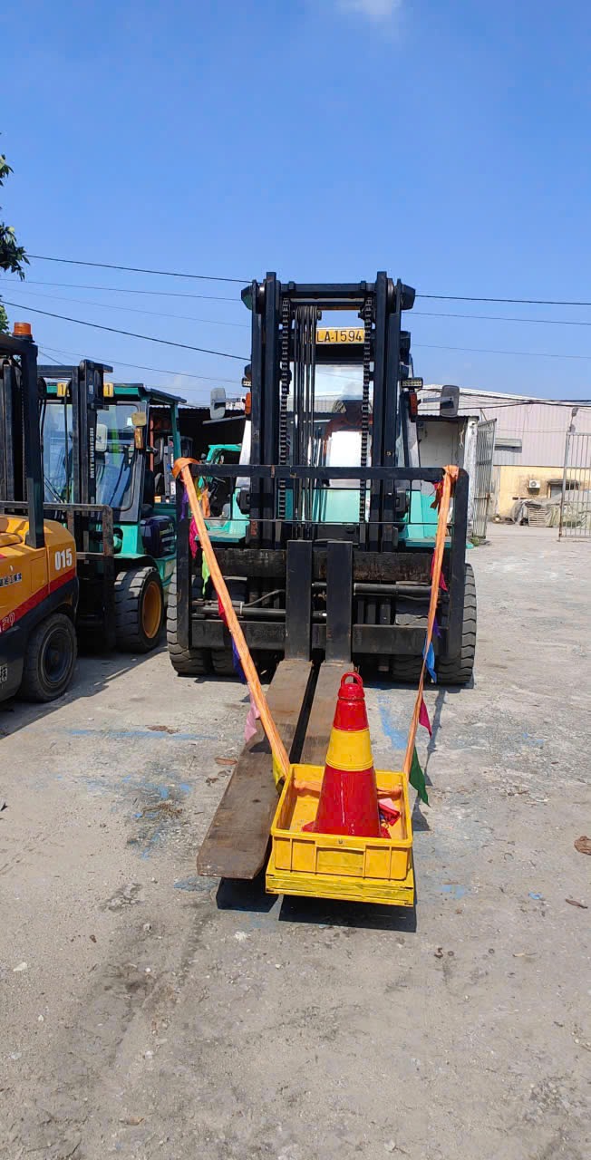 xe nâng Mitsubishi 7 tấn mỏ càng dài gắn giá an toàn phản quang tại KCN Đông Mai Quảng Ninh - THÀNH HUY HOÀNG