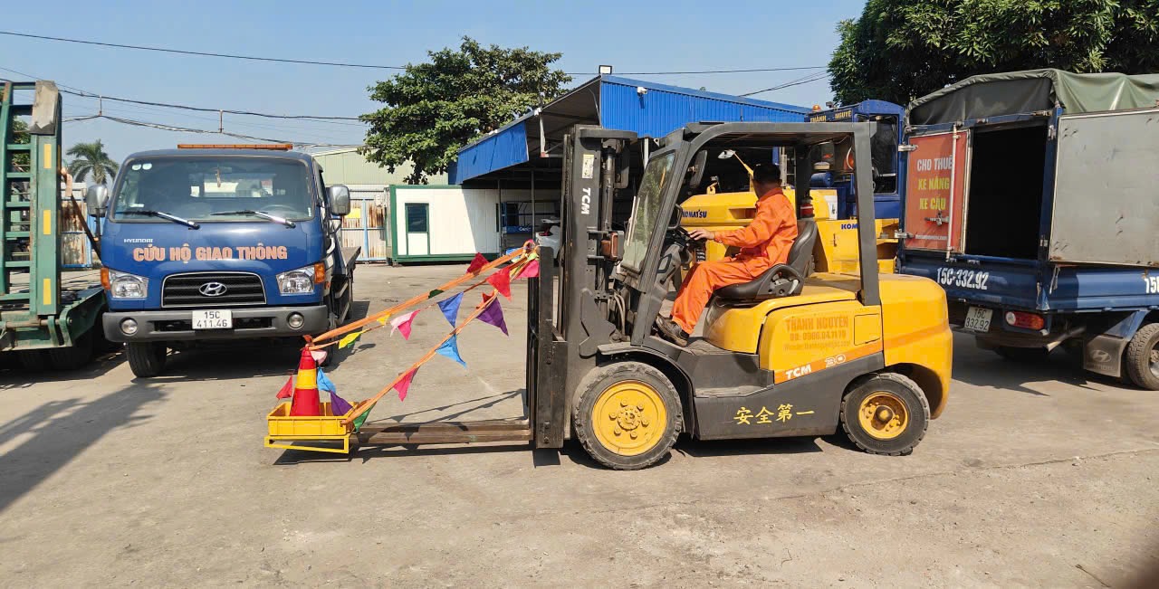 xe nâng TCM 3 tấn gắn biển An Toàn Là Trên Hết trang bị cọc tiêu bảo vệ tại KCN Đông Mai Quảng Ninh - THÀNH HUY HOÀNG