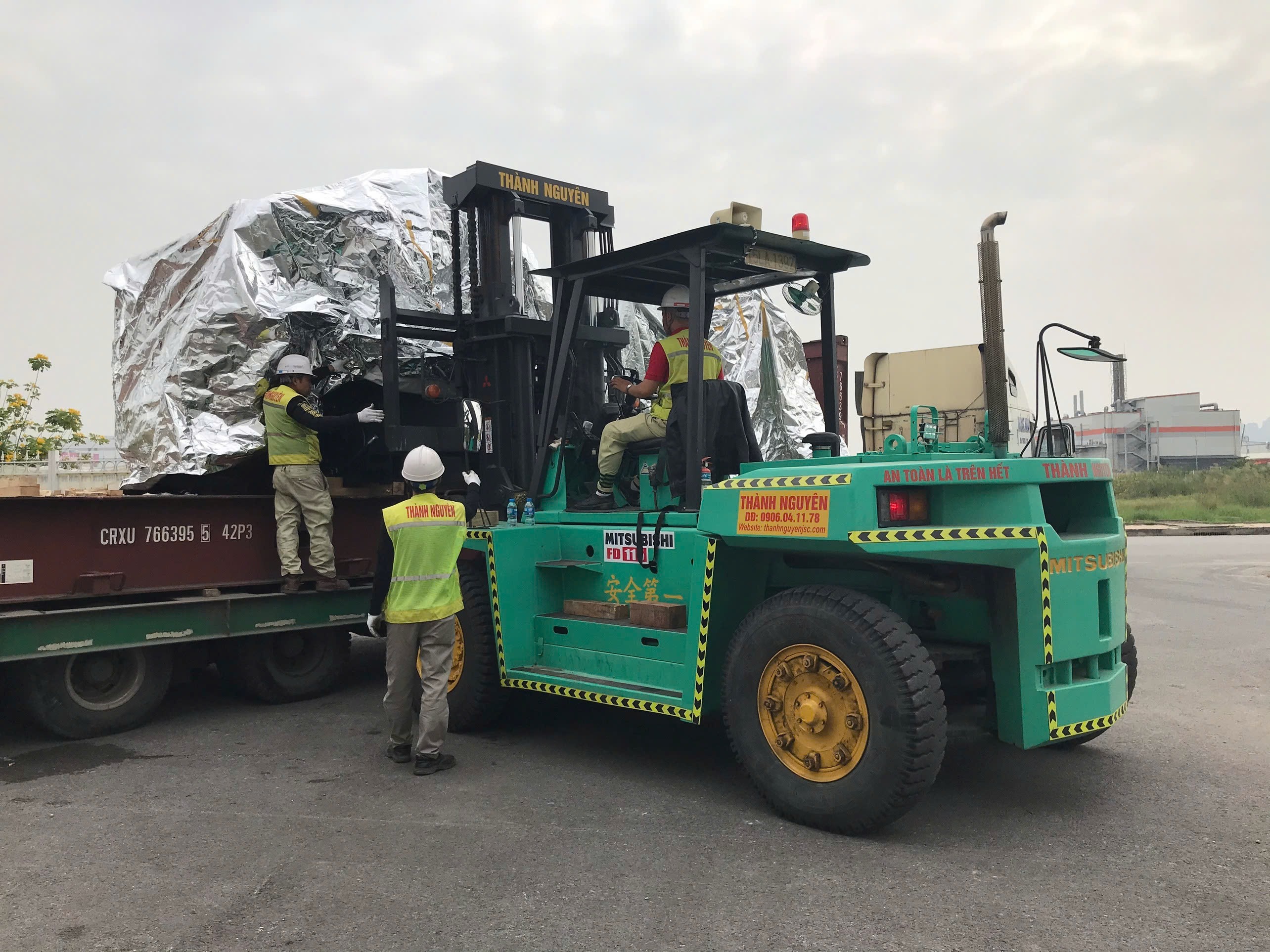 xe nâng Mitsubishi 11.5 tấn luồn càng dài bốc dỡ máy tiện CNC DOOSAN khỏi mooc lùn tại KCN Sông Khoai (Amata) Quảng Ninh - THÀNH HUY HOÀNG